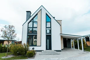 Jedna decyzja, 20 lat komfortu albo kosztów. Jak wybrać okna na lata